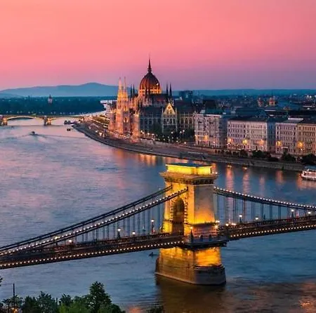 Chain Bridge Apartment *